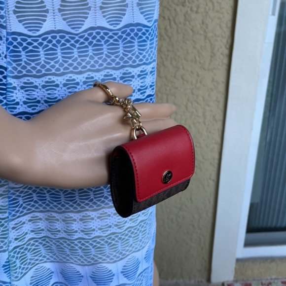 Michael Kors Jet Set Travel AirPod Case - Picture 12 of 14